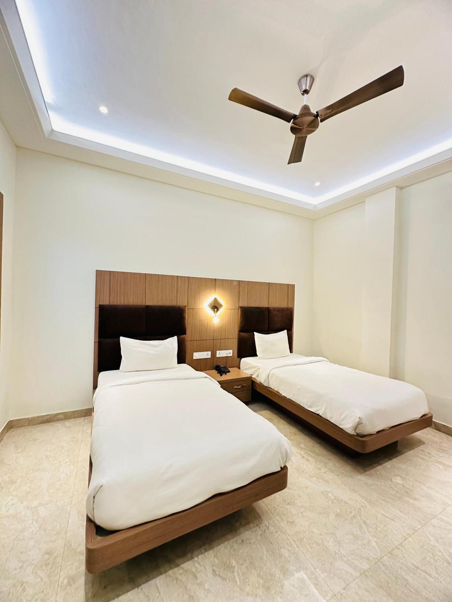 Hotel Lotus Inn Sirsa エクステリア 写真